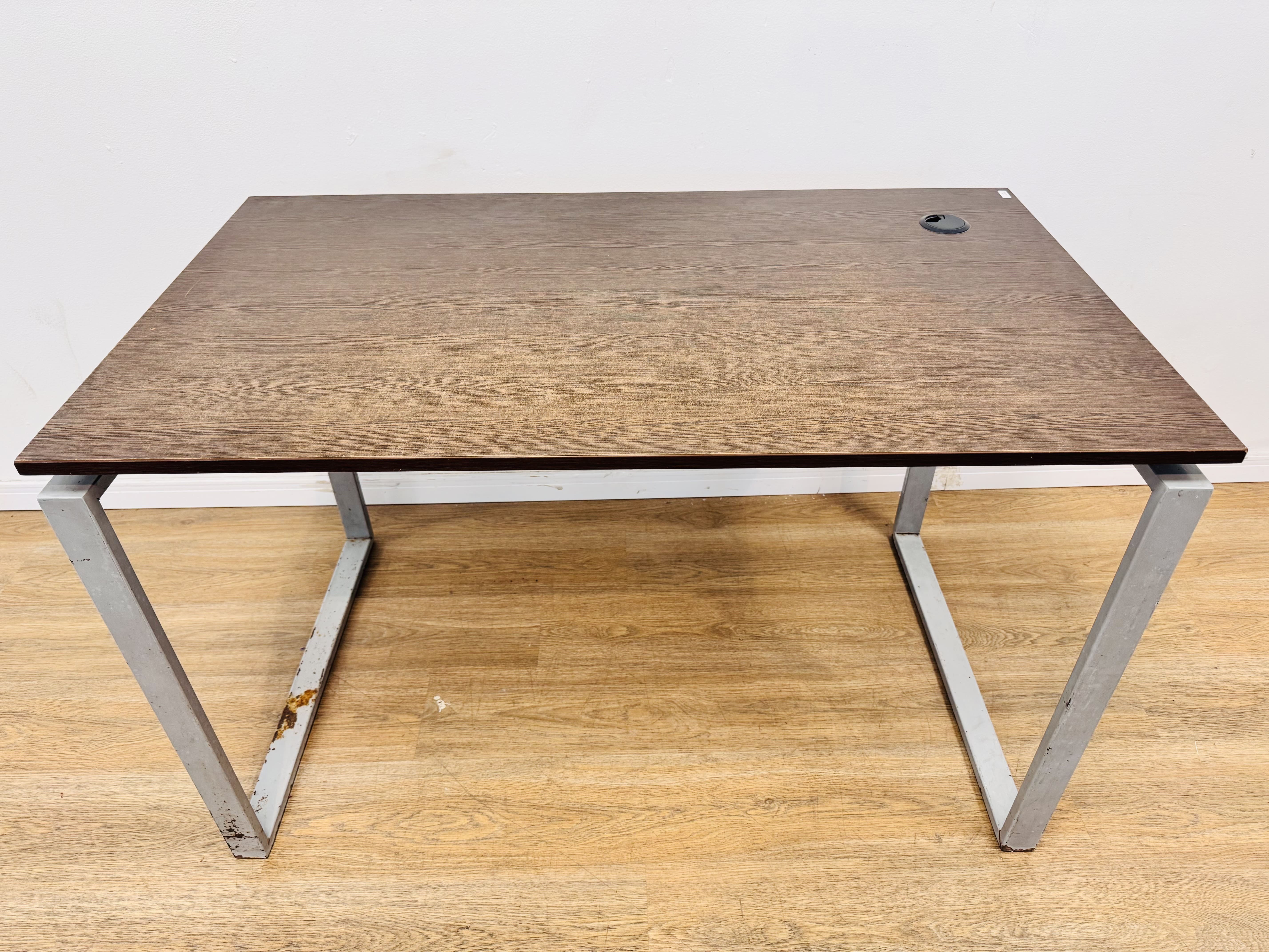 Lote #034 - Escritorio moderno de estructura de hierro y tablero de melamínico símil madera - 120x71cm