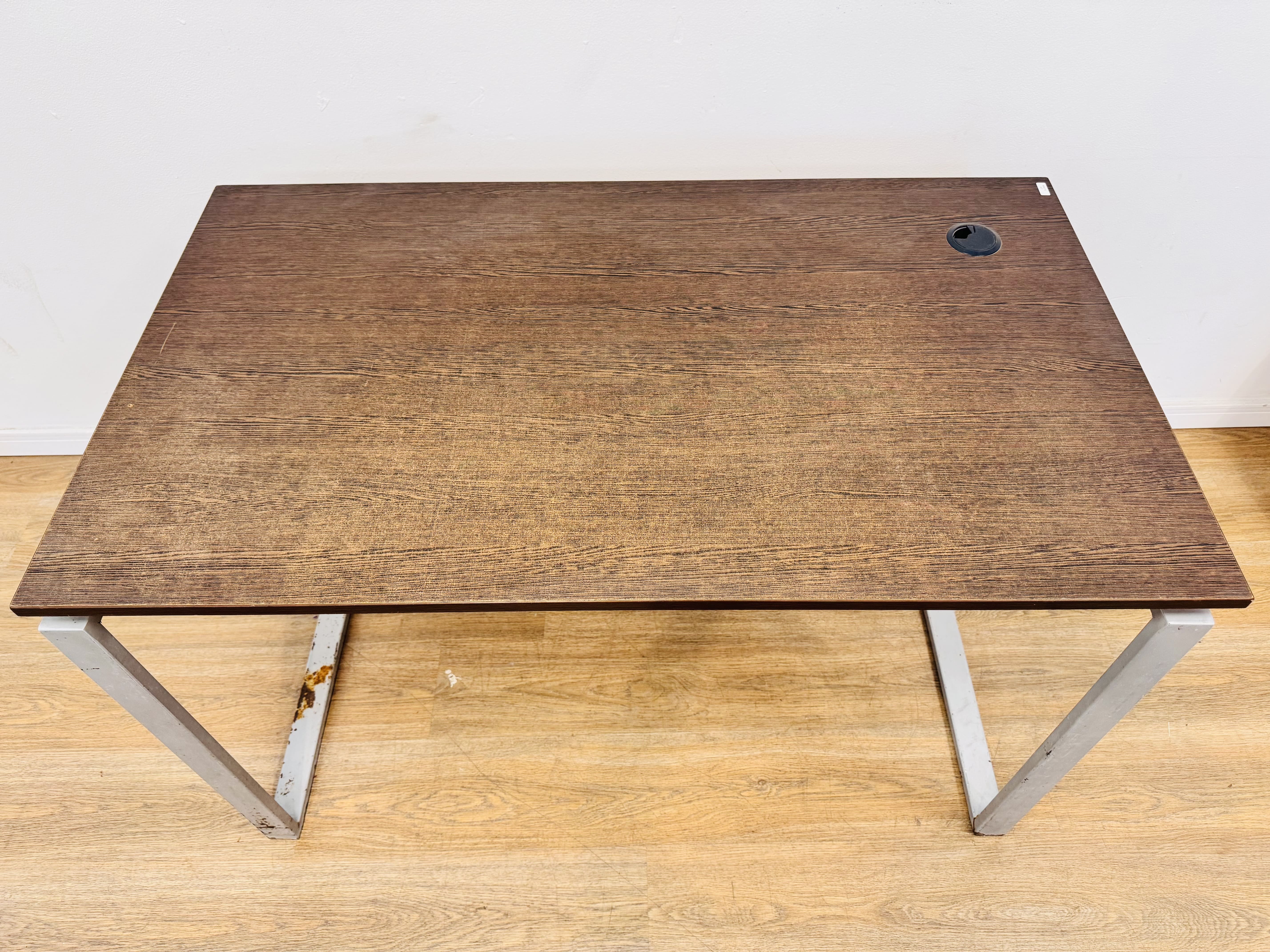 Lote #034 - Escritorio moderno de estructura de hierro y tablero de melamínico símil madera - 120x71cm - Imagen 2