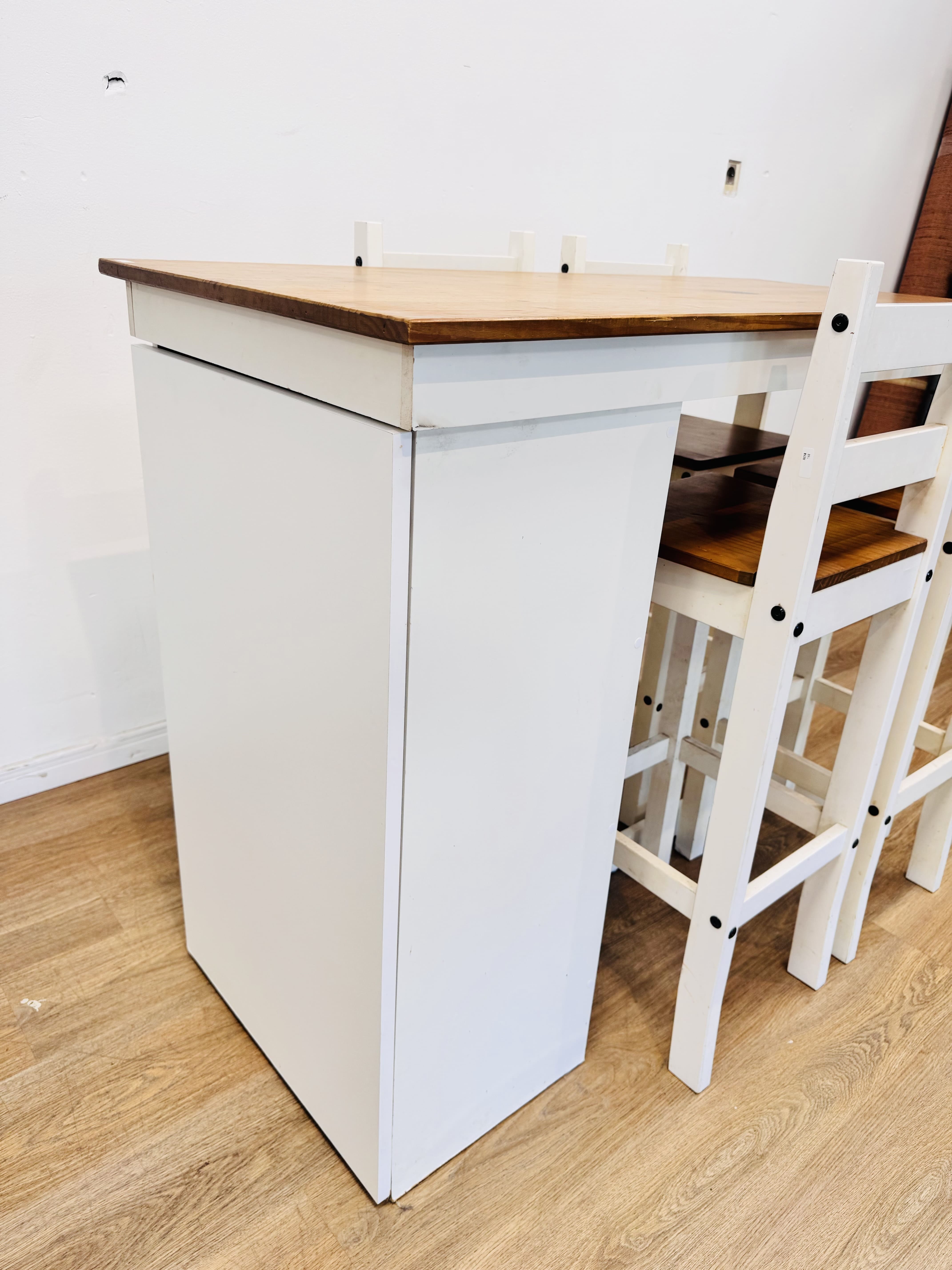 Lote #036 - Mesa desayunadora o isla de cocina en madera y melamínico con espacio de guardado y cuatro banquetas - 131x60x102cm - Imagen 3