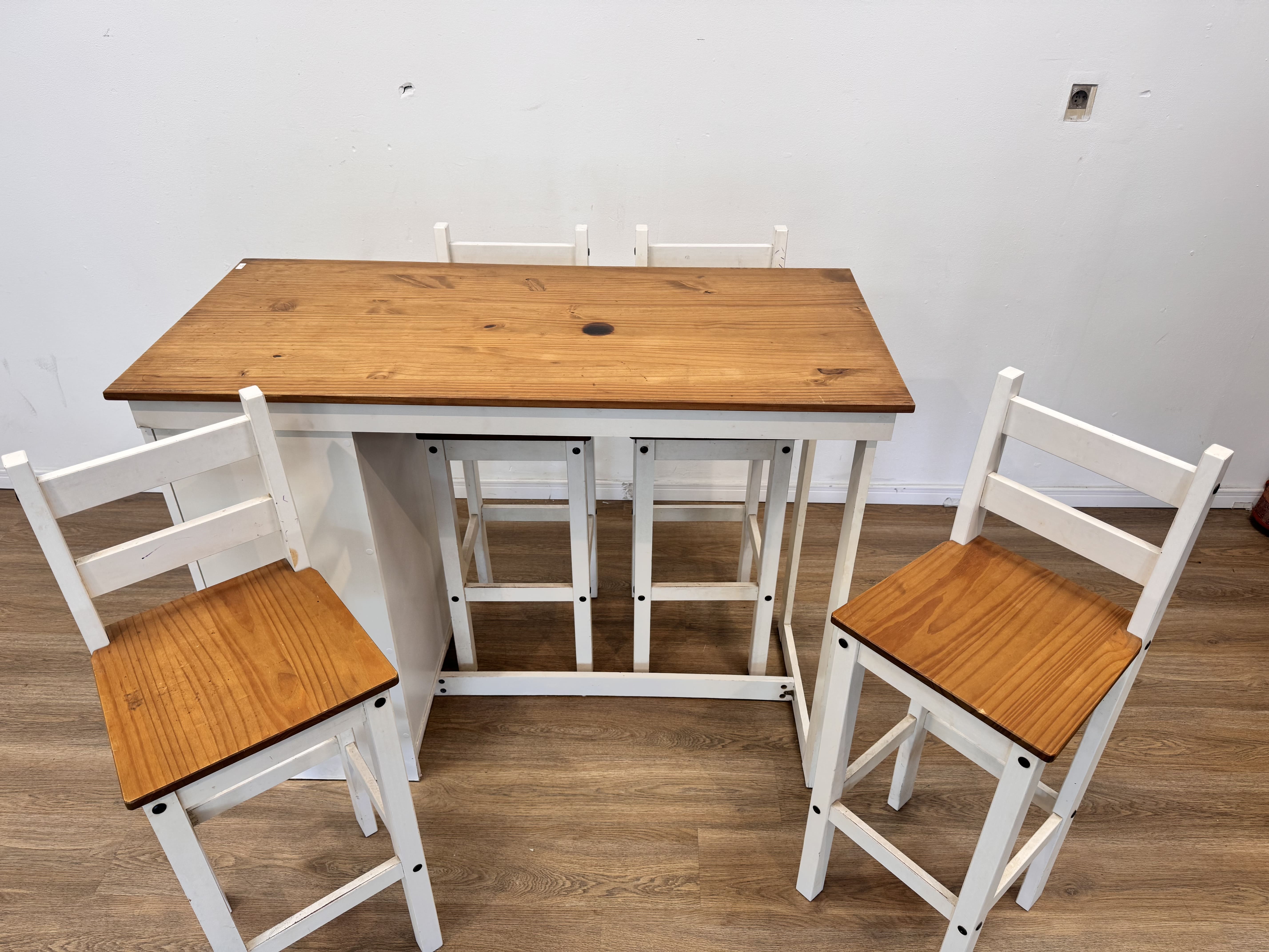 Lote #036 - Mesa desayunadora o isla de cocina en madera y melamínico con espacio de guardado y cuatro banquetas - 131x60x102cm - Imagen 6