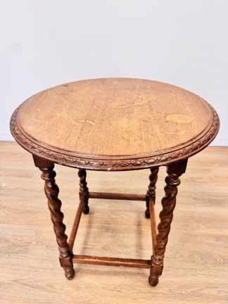 Lote #037 - Mesa lateral de sala en roble estilo Jacobino - 61x72cm