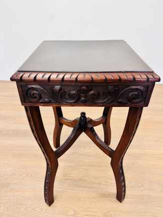 Lote #038 - Mesa lateral de sala estilo Neorenacentista, de cedro - 42x42x74cm