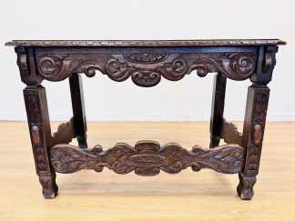 Lote #040 - Mesa escritorio de cedro estilo Renacimiento - 110x63x75cm