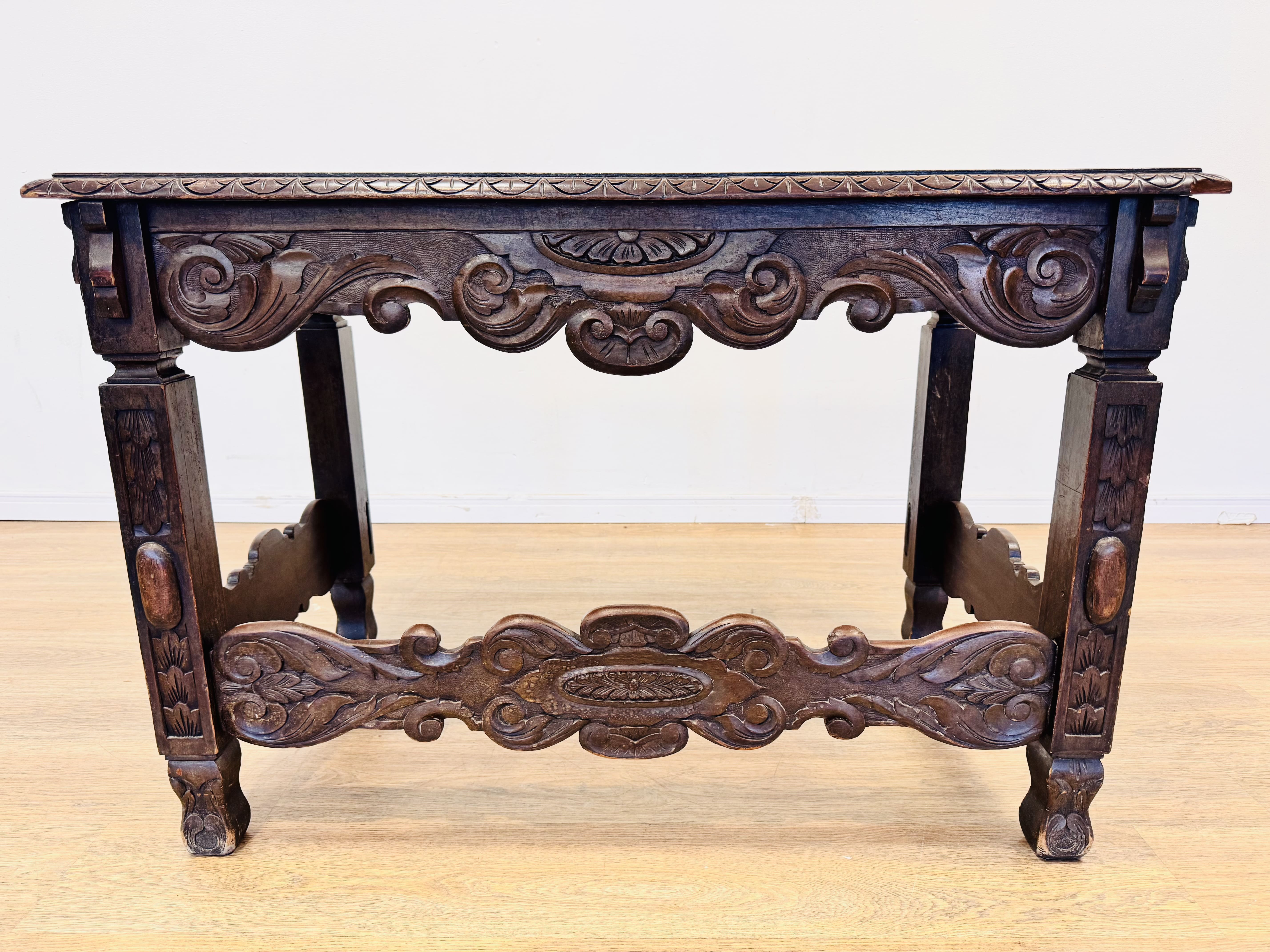 Lote #040 - Mesa escritorio de cedro estilo Renacimiento - 110x63x75cm