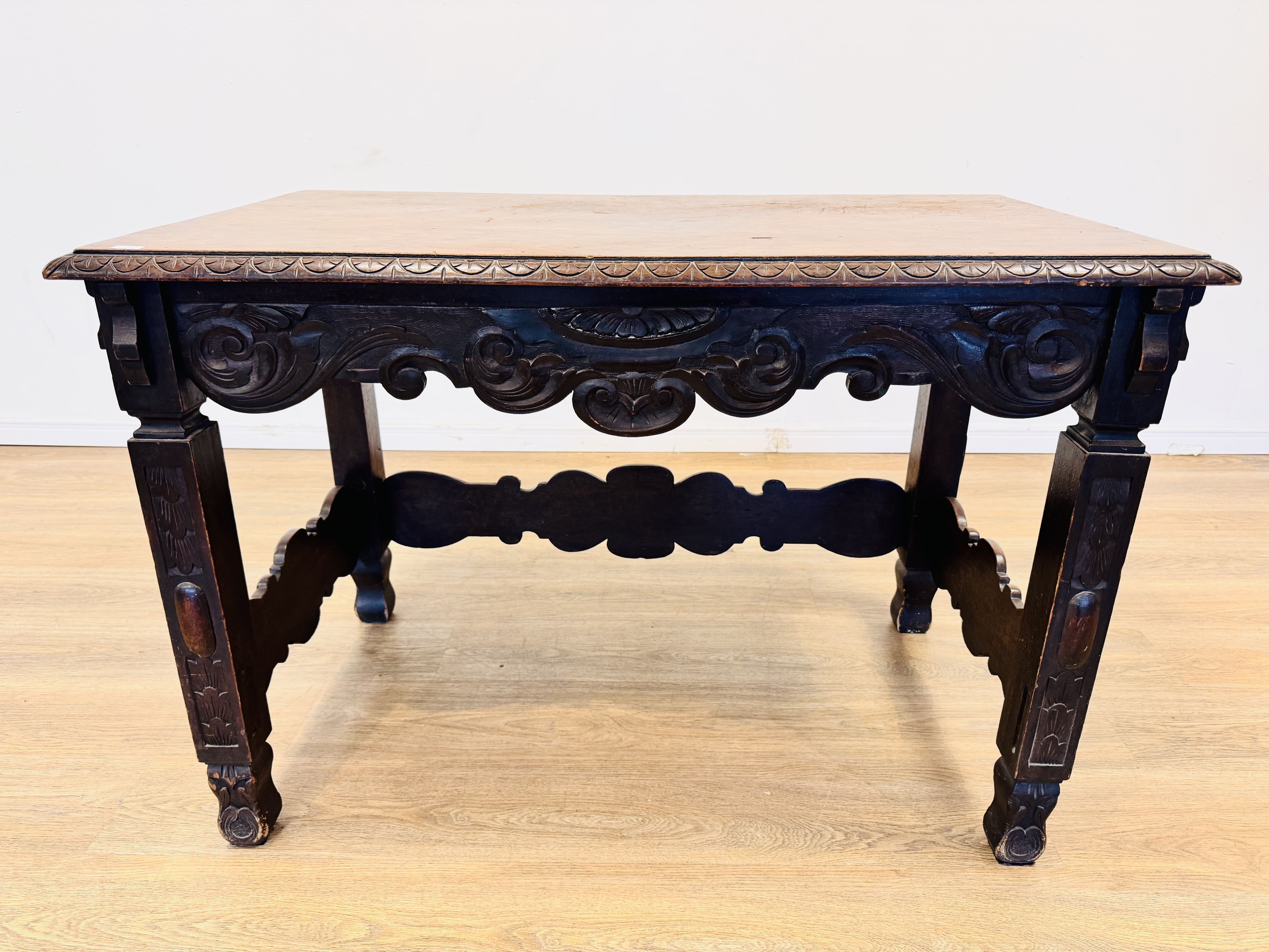 Lote #040 - Mesa escritorio de cedro estilo Renacimiento - 110x63x75cm - Imagen 4