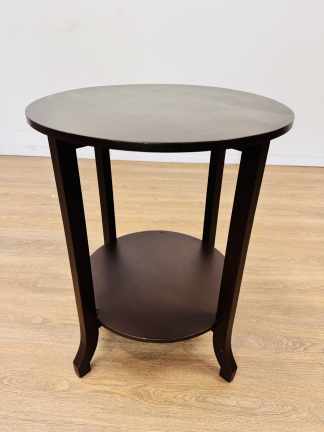 Lote #041 - Mesa lateral de sala en madera con estante inferior - 50x61cm