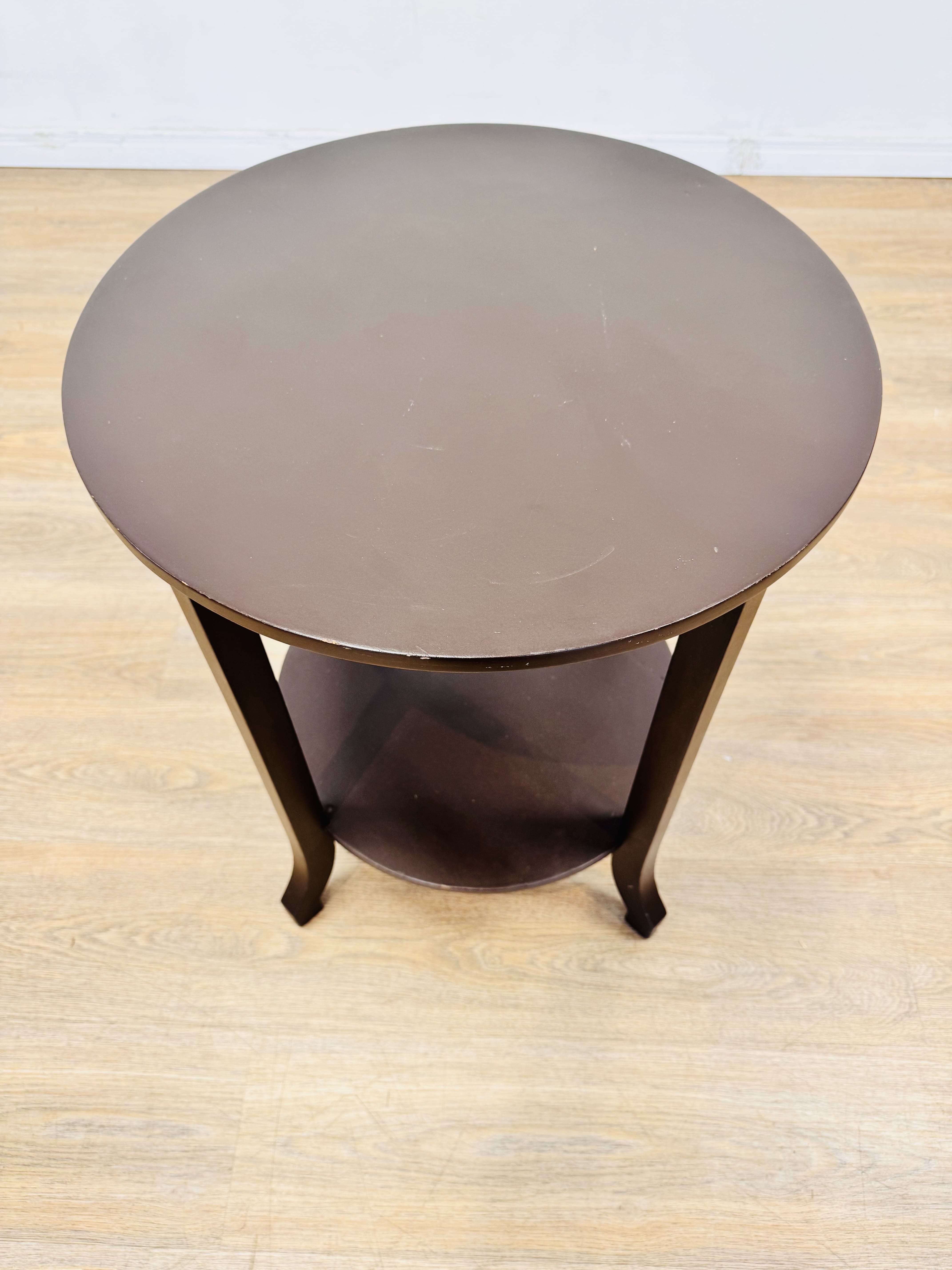 Lote #041 - Mesa lateral de sala en madera con estante inferior - 50x61cm - Imagen 2