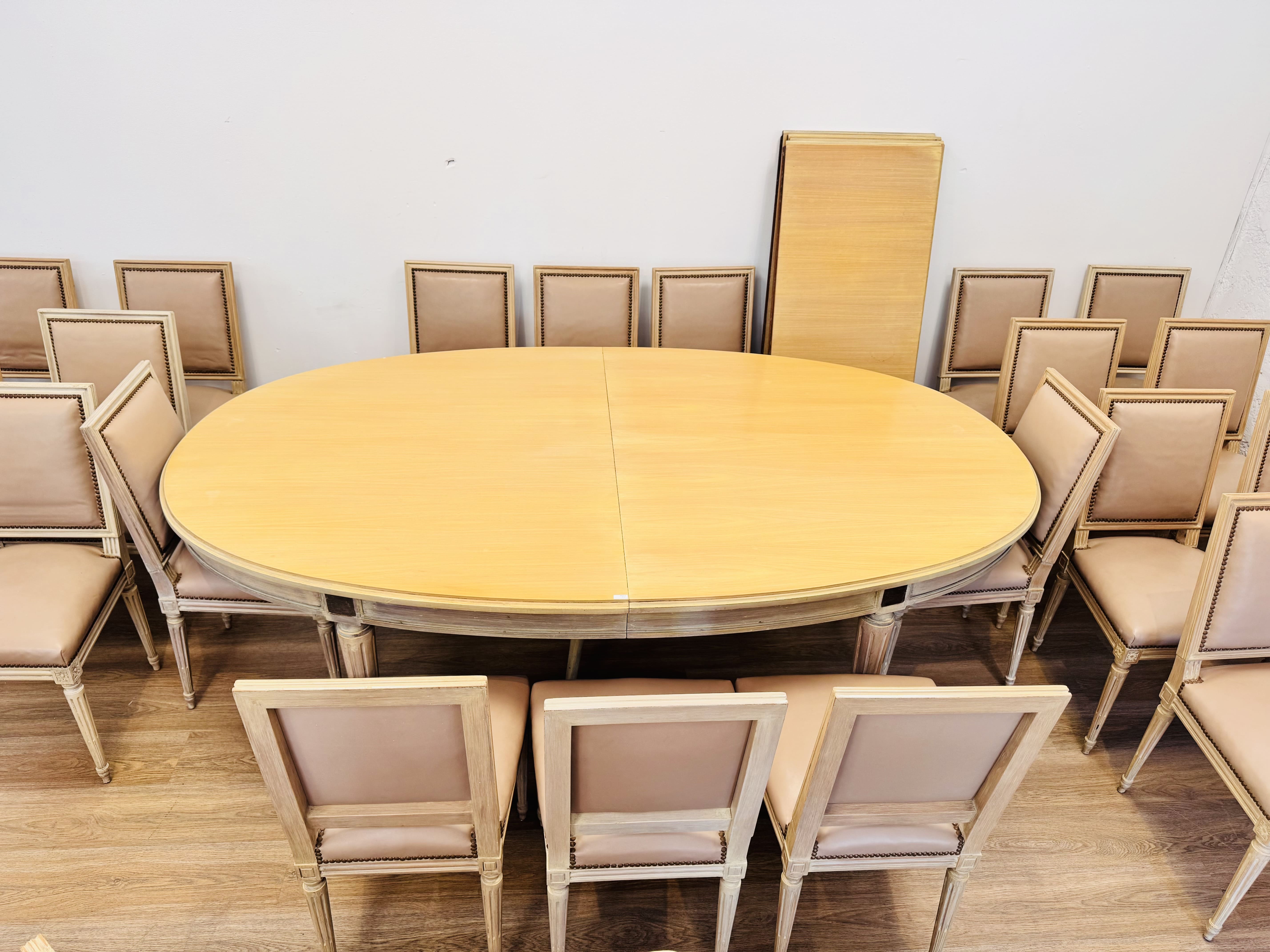 Lote #046 - Juego de comedor Luis XVI: mesa de tablero oval con 4 alargues y 24 sillas tapizadas en cuero vacuno - restaurado a nuevo, casi sin uso - una silla tiene una pata quebrada - cerrada 230x140x78cm, cada alargue mide 55cm, la mesa se puede extender hasta 450cm - Imagen 2