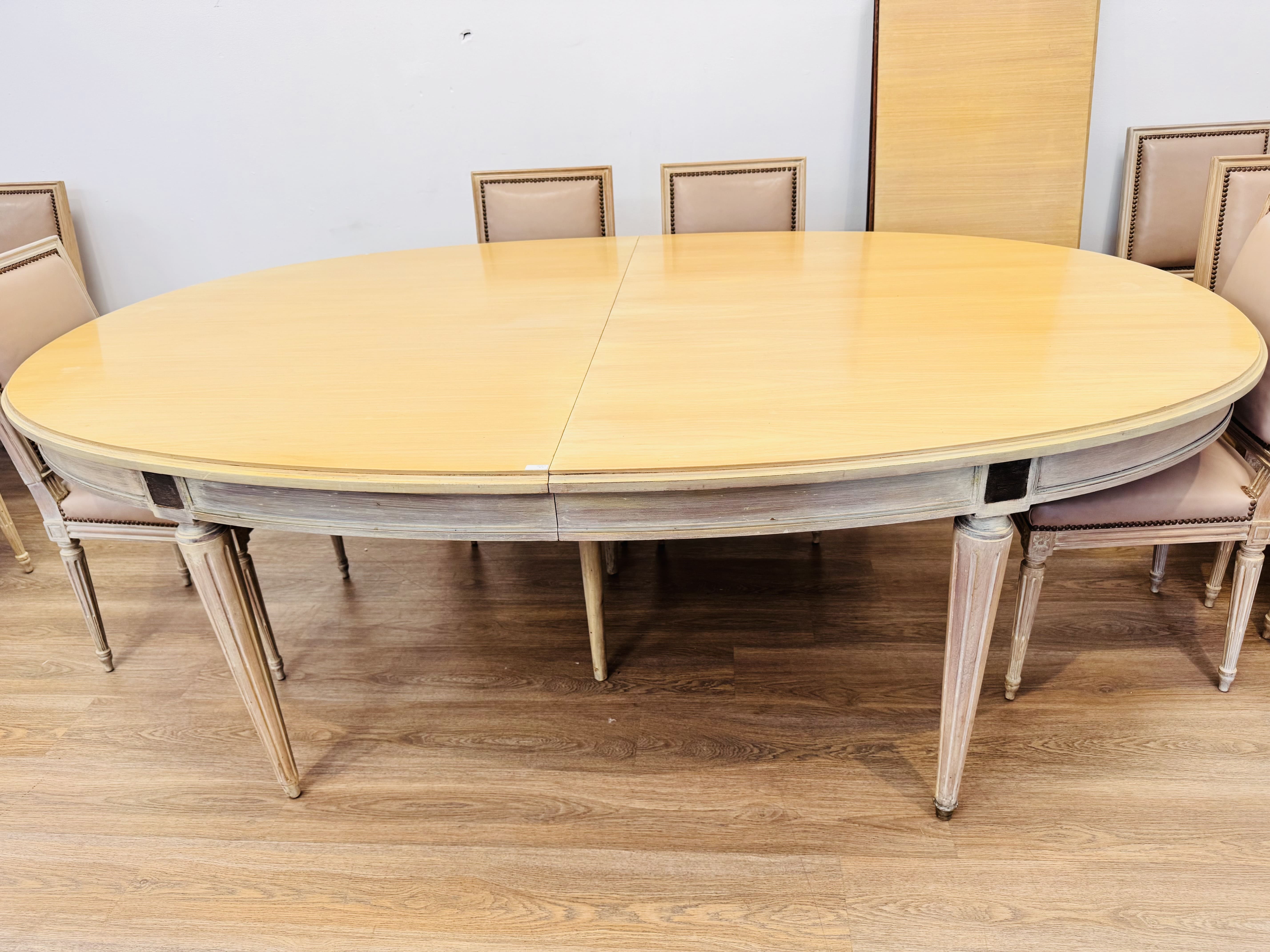 Lote #046 - Juego de comedor Luis XVI: mesa de tablero oval con 4 alargues y 24 sillas tapizadas en cuero vacuno - restaurado a nuevo, casi sin uso - una silla tiene una pata quebrada - cerrada 230x140x78cm, cada alargue mide 55cm, la mesa se puede extender hasta 450cm - Imagen 4
