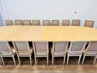 Lote #046 - Juego de comedor Luis XVI: mesa de tablero oval con 4 alargues y 24 sillas tapizadas en cuero vacuno - restaurado a nuevo, casi sin uso - una silla tiene una pata quebrada - cerrada 230x140x78cm, cada alargue mide 55cm, la mesa se puede extender hasta 450cm