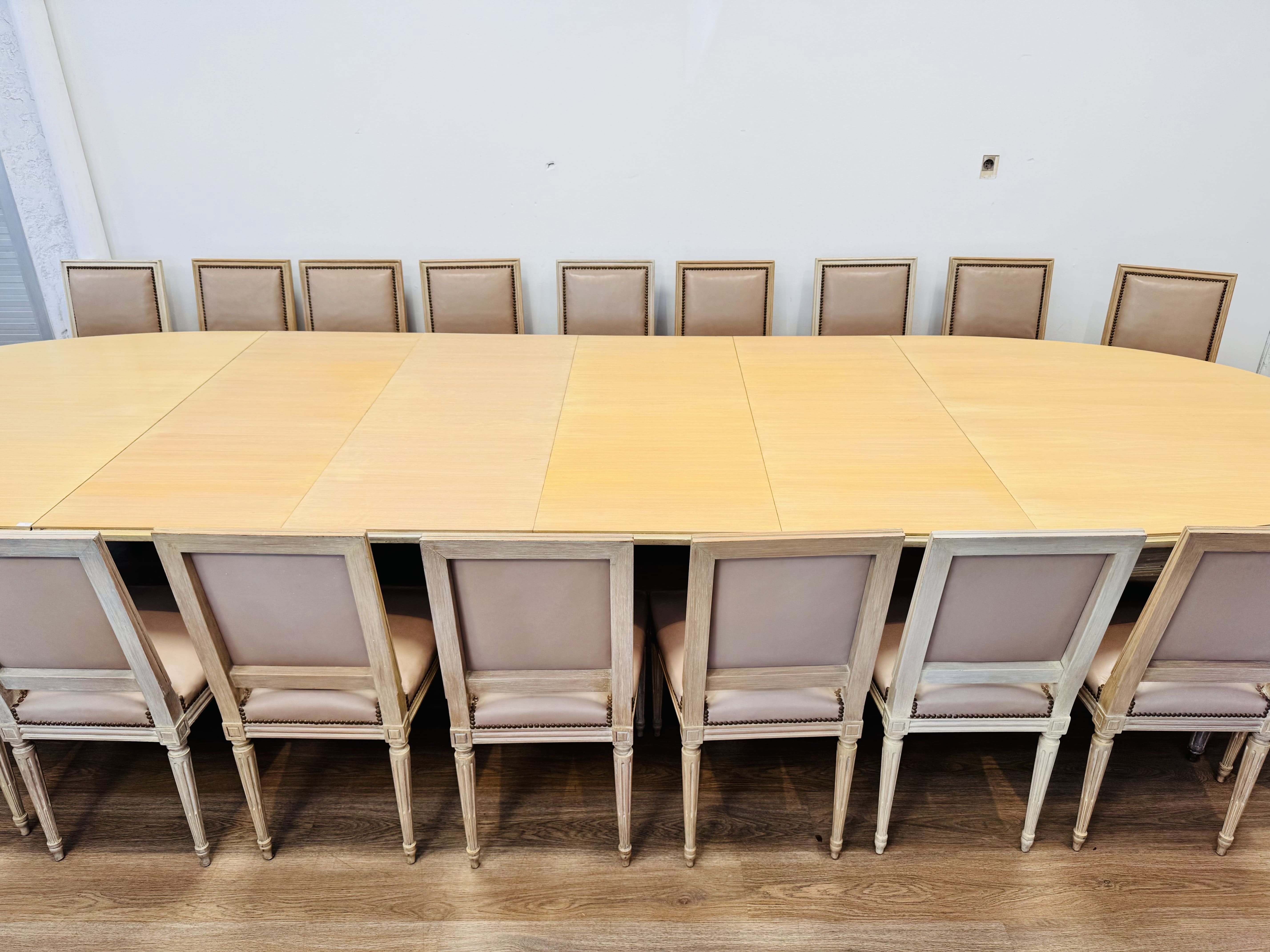 Lote #046 - Juego de comedor Luis XVI: mesa de tablero oval con 4 alargues y 24 sillas tapizadas en cuero vacuno - restaurado a nuevo, casi sin uso - una silla tiene una pata quebrada - cerrada 230x140x78cm, cada alargue mide 55cm, la mesa se puede extender hasta 450cm