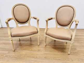 Lote #047 - Dos butacas Luis XVI tapizadas en cuero vacuno - 60x49x90cm