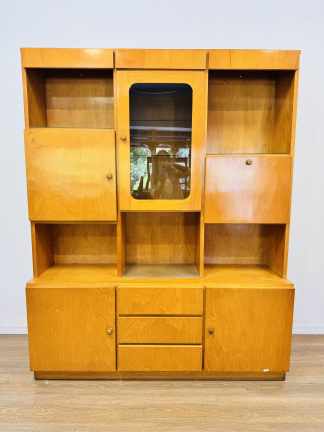 Lote #051 - Aparador con alzada enchapado en guatambú con cinco puertas y tres cajones - 156x42x194cm