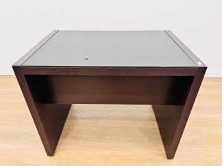 Lote #052 - Escritorio de melamínico símil madera con vidrio templado color negro sobre el tablero - 90x60x75cm