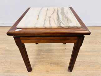 Lote #055 - Mesa lateral de sala de estructura de madera y tablero de mármol - 44x44x45cm