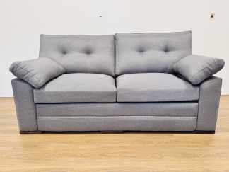 Lote #063 - Sofá moderno de tres cuerpos tapizado en tela gris, casi sin uso - 190x85x97cm - almohadones en asiento, respaldo y posabrazos de funda desmontable y lavable