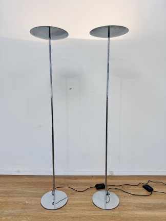 Lote #066 - Dos luminarias de pie en metal cromado, regulables en intensidad de luz, da una luz cálida difusa hacia arriba - 180cm