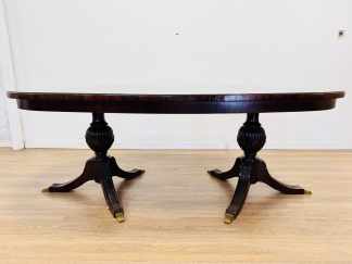 Lote #071 - Mesa de comedor estilo inglés, tablero con marqueterie, vidrio protector, doble pedestal central y capuchones de bronce - 210x109x76cm