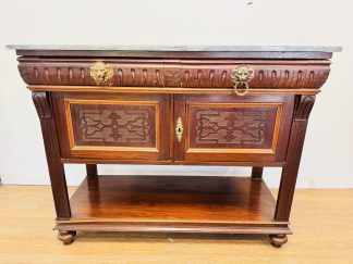 Lote #076 - Aparador estilo Renacimiento de cedro con dos puertas y dos cajones, tapa de mármol gris - 130x53x102cm