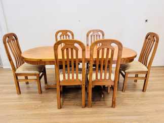 Lote #077 - Juego de comedor en guatambú: mesa de tablero oval y alargue más seis sillas con asiento tapizado - 162-200x81x78cm