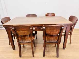 Lote #082 - Juego de comedor en roble macizo - mesa de tablero rectangular y dos cajones más seis sillas de asiento conformado - 160x90x81cm
