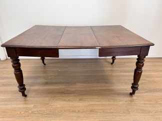 Lote #084 - Mesa de comedor de cedro con dos alargues, patas torneadas con ruedas de bronce - necesita ajustes para correr bien y colocar los alargues - 164x112x80cm más 46cm de cada alargue