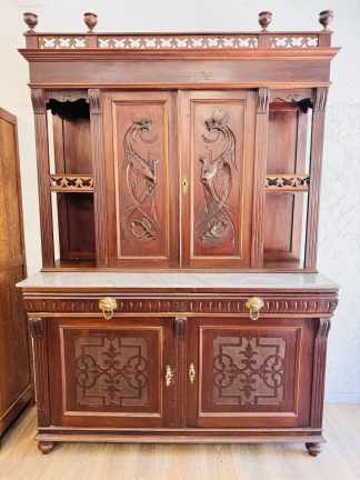 Lote #085 - Aparador con alzada en caoba estilo Renacimiento, cuatro puertas y dos cajones - 168x56x246cm