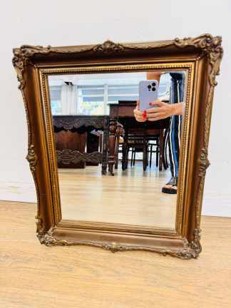 Lote #088 - Espejo de pared con marco de yeso - 41x49cm