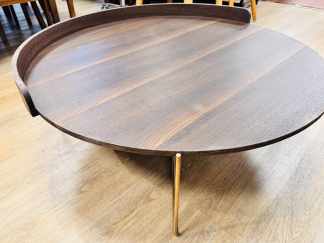 Lote #100 - Mesa central de sala moderna de estructura de metal bronceado y tablero circular enchapado en nogal - 101x39cm - SIN USO, de importante mueblería