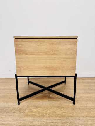 Lote #104 - Mesa de luz en melamínico y patas de metal, con dos cajones, tiene detalle en el lado posterior - 50x45x61cm - SIN USO - de importante mueblería