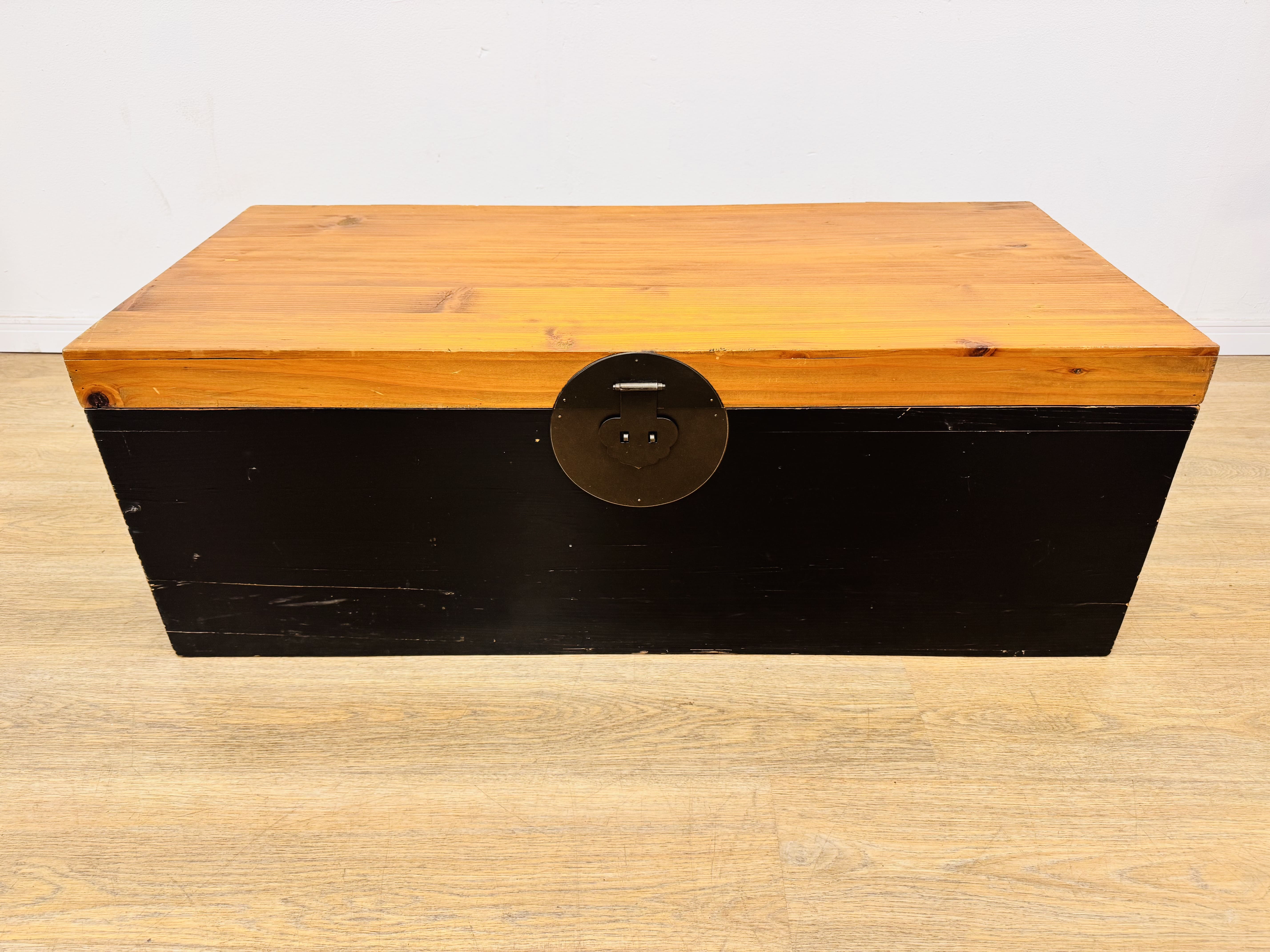 Lote #105 - Baúl en madera maciza con herrajes de hierro - 110x50x40cm - SIN USO, de importante mueblería