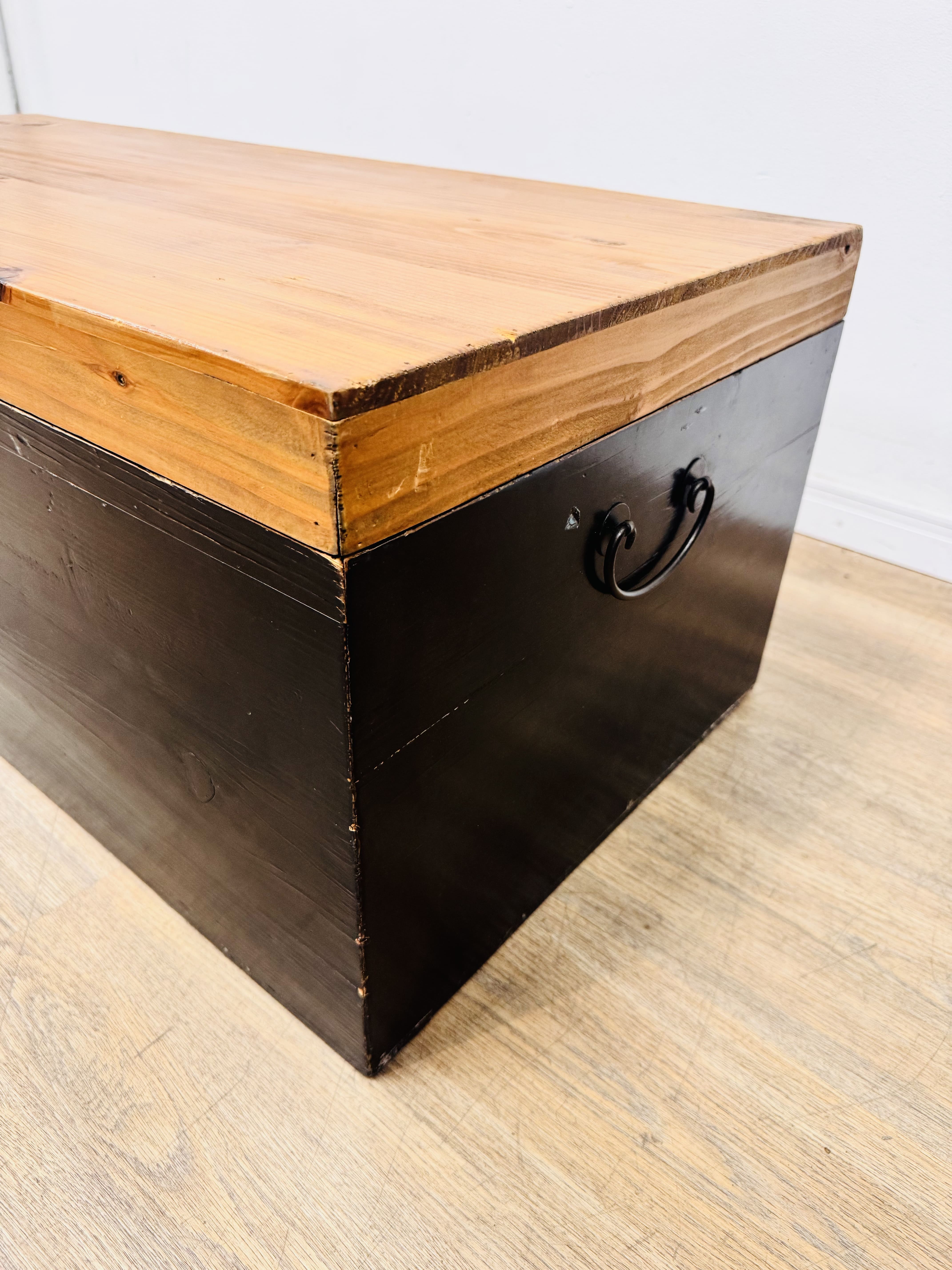 Lote #105 - Baúl en madera maciza con herrajes de hierro - 110x50x40cm - SIN USO, de importante mueblería - Imagen 4