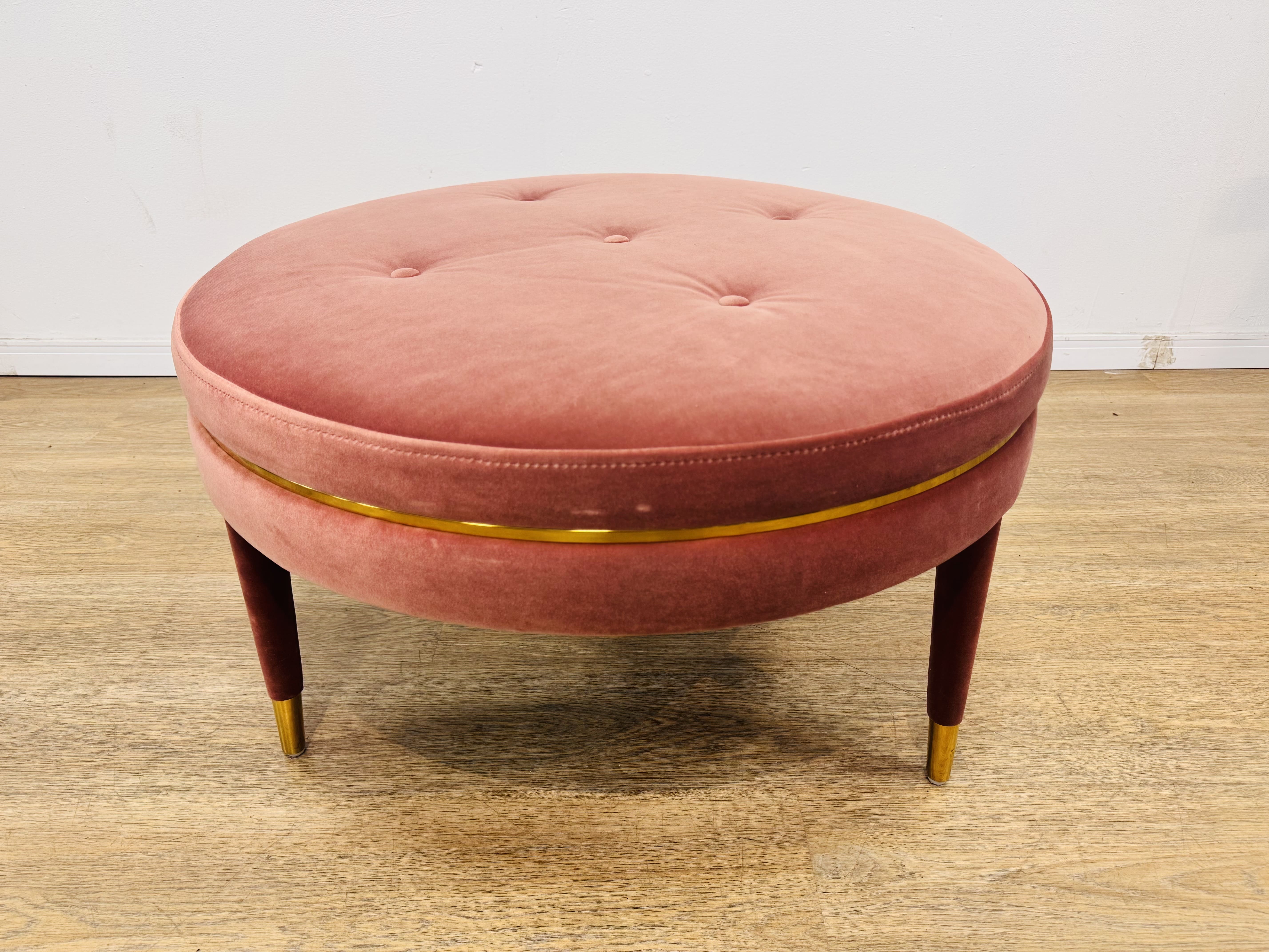 Lote #106 - Puff en terciopelo rosa capitoneado con detalles y regatones en metal color oro - 77x45cm - SIN USO, de importante mueblería