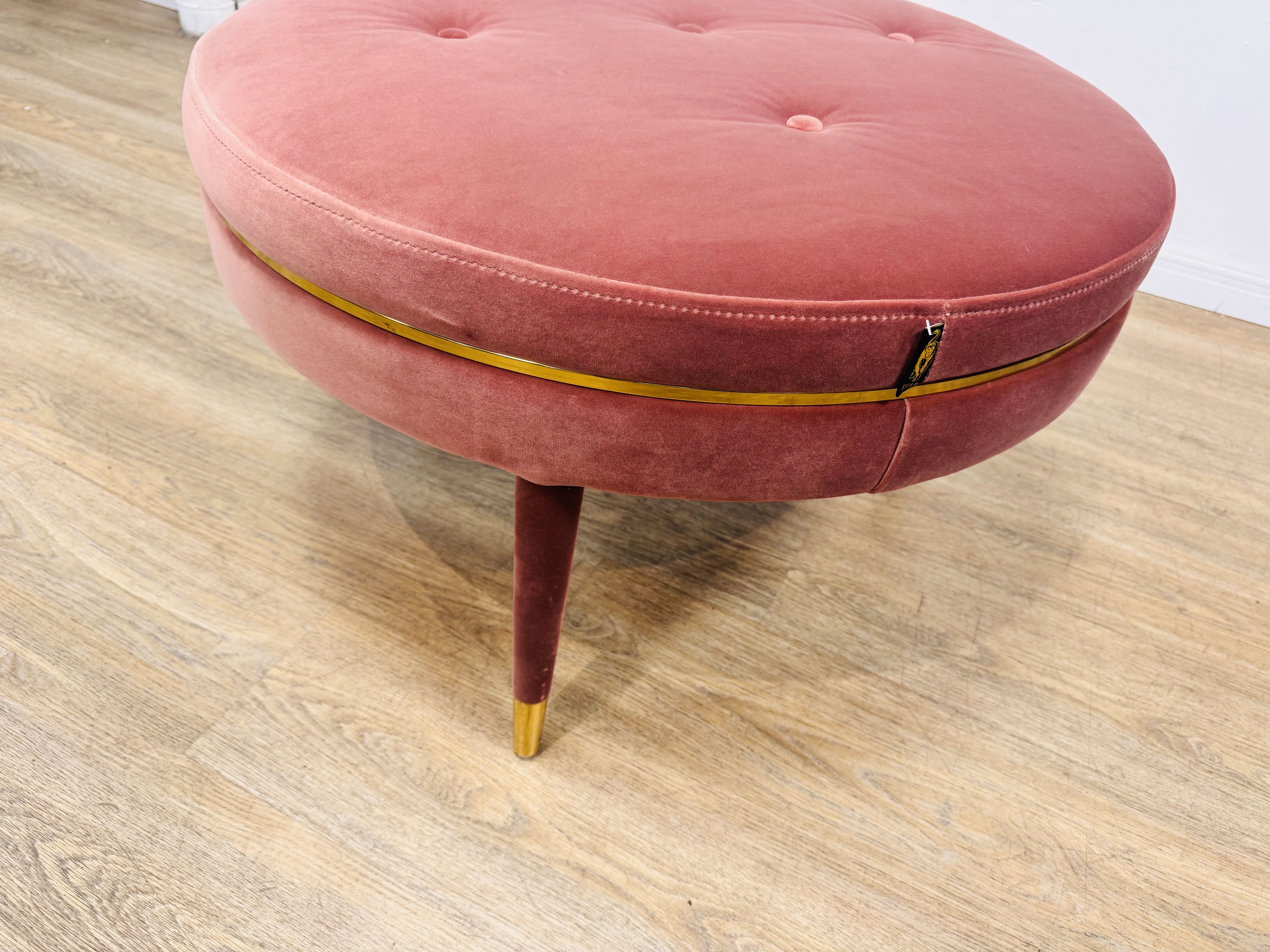 Lote #106 - Puff en terciopelo rosa capitoneado con detalles y regatones en metal color oro - 77x45cm - SIN USO, de importante mueblería - Imagen 4