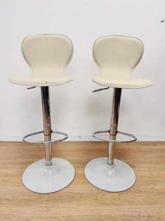 Lote #111 - Dos banquetas para barra regulables en altura - detalles de la reguación de altura