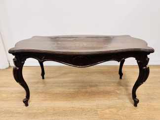 Lote #114 - Mesa central de sala estilo Victoriano - 102x51x48cm - tiene detalles en el lustre