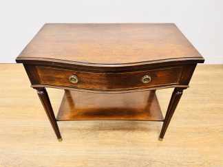 Lote #116 - Mesa lateral de sala estilo Sheraton, de cedro con un cajón y regatones de bronce - 65x37x58cm