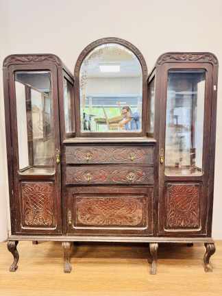Lote #120 - Aparador con cristalero estilo Reina Ana, con espejo central biselado, tres puertas y dos cajones - 150x40x185cm - con detalles y polilla