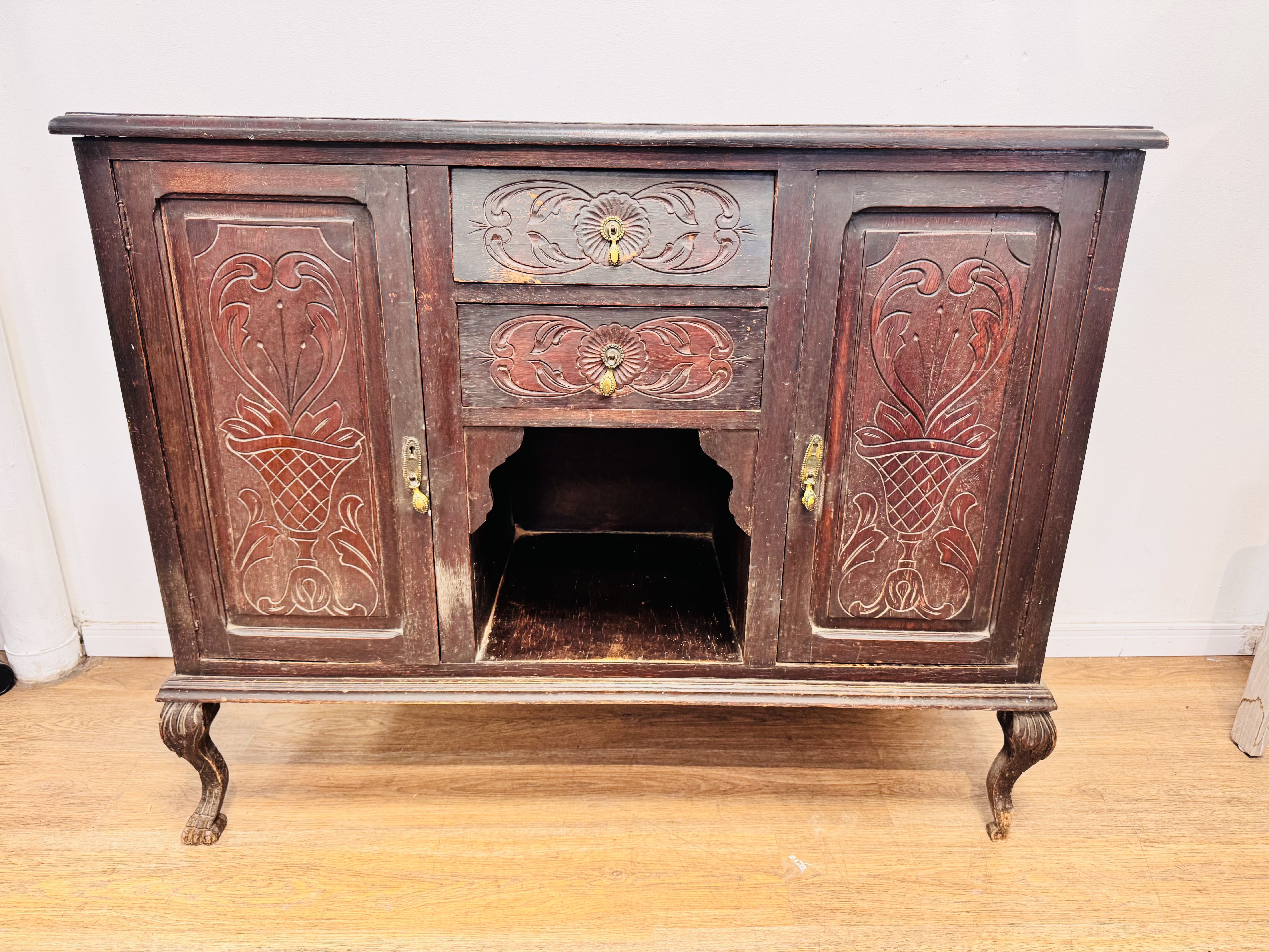 Lote #121 - Aparador estilo Reina Ana de roble, con dos puertas y dos cajones - 124x46x101cm - con detalles