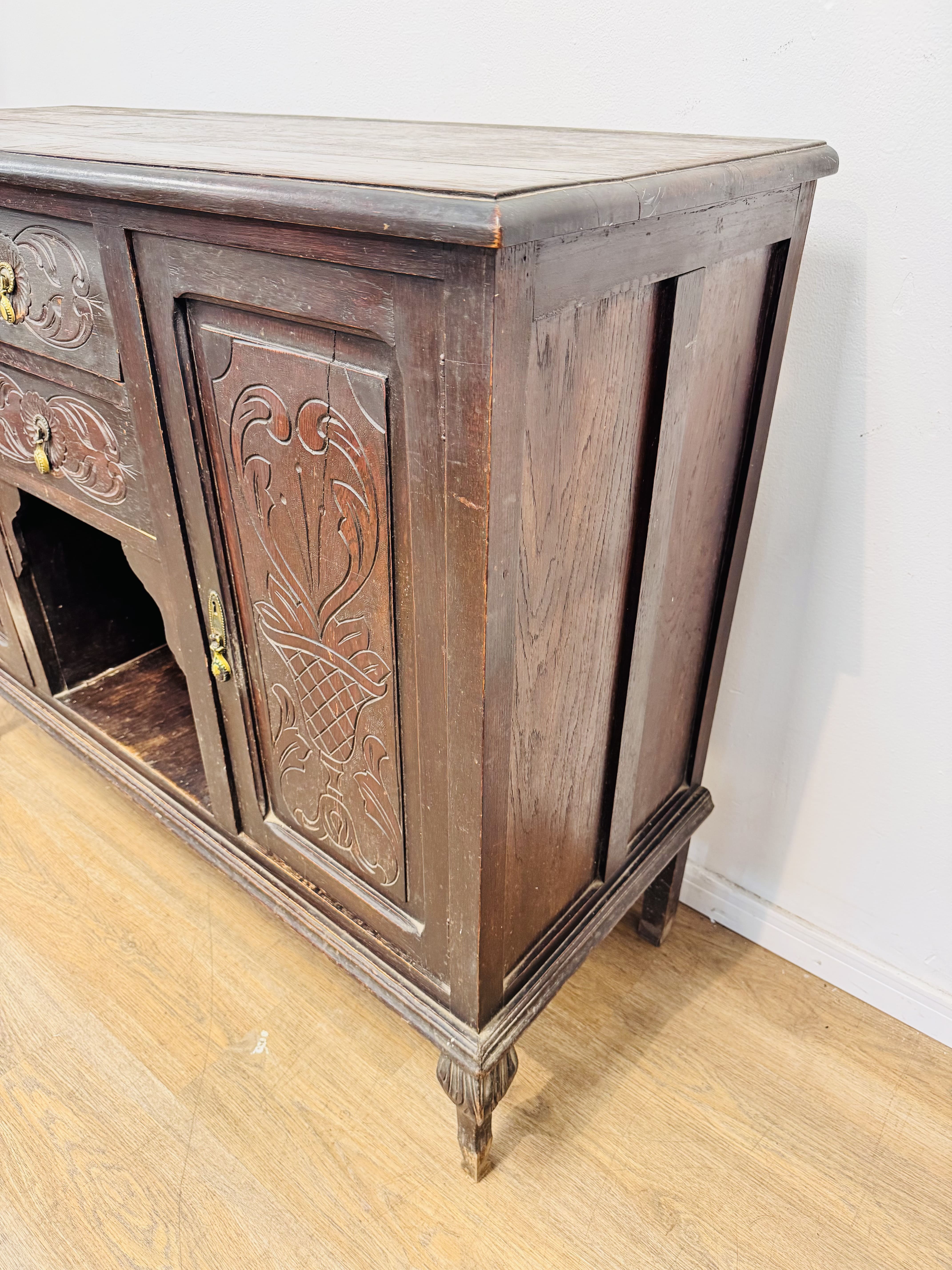 Lote #121 - Aparador estilo Reina Ana de roble, con dos puertas y dos cajones - 124x46x101cm - con detalles - Imagen 2