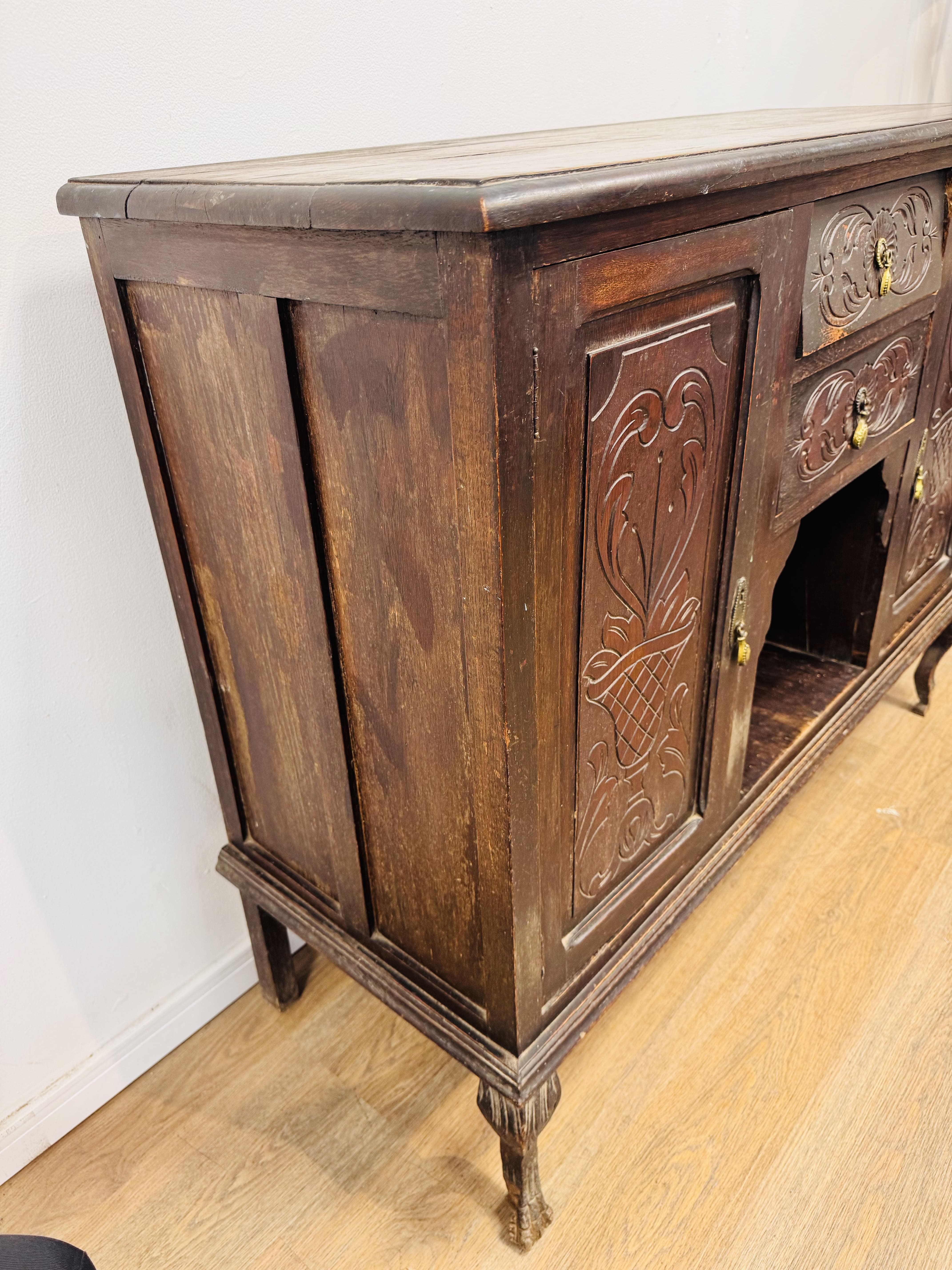 Lote #121 - Aparador estilo Reina Ana de roble, con dos puertas y dos cajones - 124x46x101cm - con detalles - Imagen 3