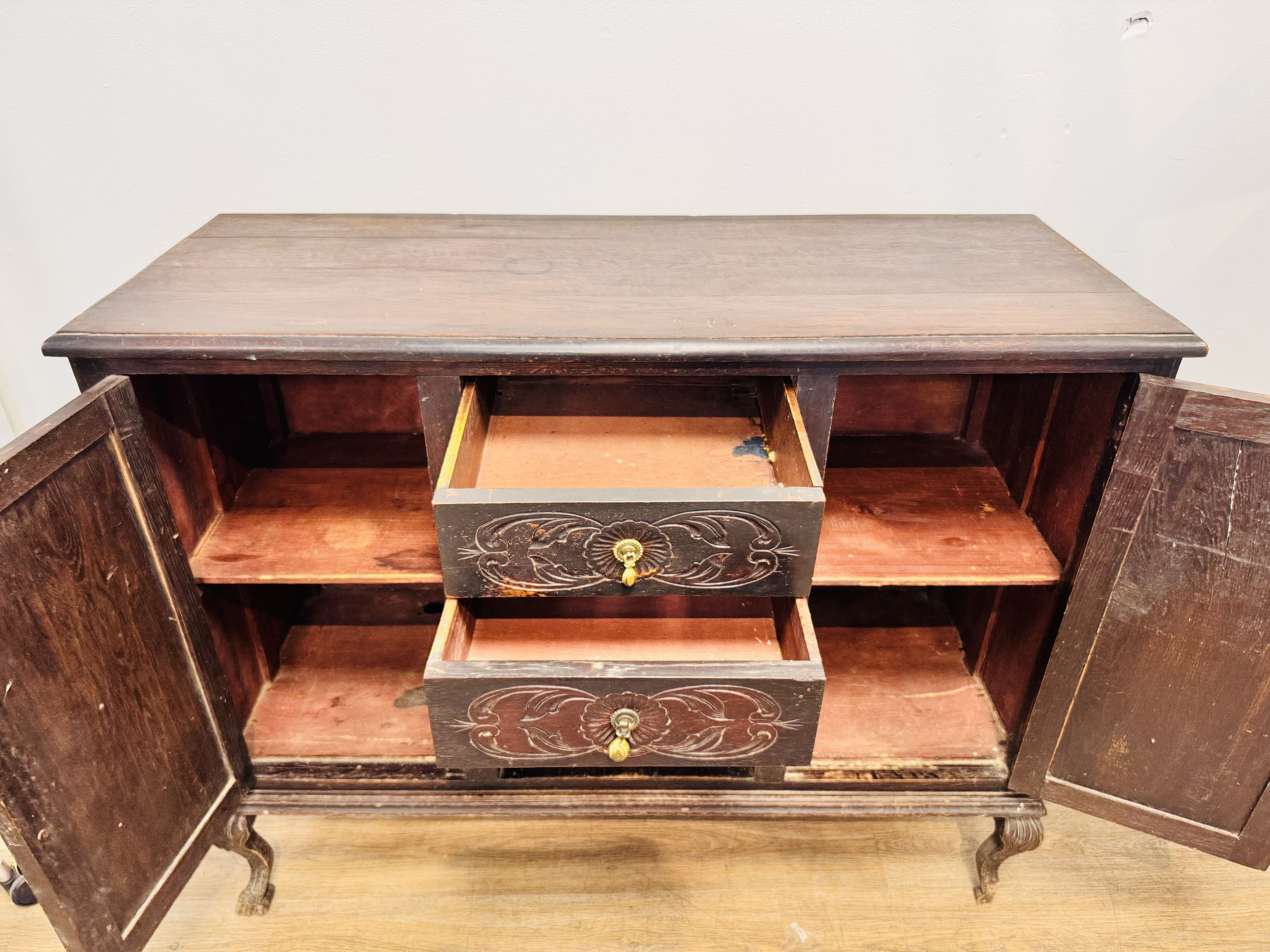 Lote #121 - Aparador estilo Reina Ana de roble, con dos puertas y dos cajones - 124x46x101cm - con detalles - Imagen 4