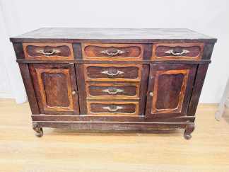 Lote #122 - Aparador francés de roble y cedro - 134x50x86cm - tiene detalles