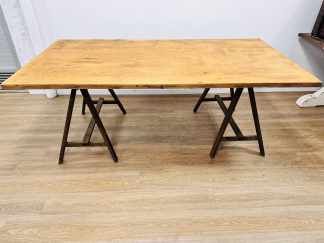 Lote #128 - Mesa de comedor/ antigua tabla de dibujo de arquitecto, en pinotea, con dos caballetes - 200x105x80cm