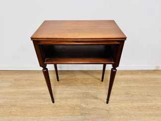 Lote #129 - Mesa auxiliar de sala estilo inglés en cedro - 62x3575cm