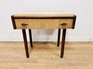 Lote #133 - Mesa de luz en madera con tapa de mármol, tiradores y regatones de bronce - 57x33x54cm