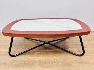 Lote #134 - Mesa central de sala con estructura de metal y tablero en madera y mármol - 120x70x41cm - SIN USO