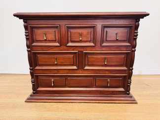 Lote #144 - Cómoda de estilo en madera con seis cajones - 111x50x86cm