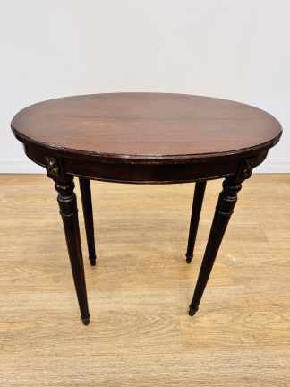 Lote #148 - Mesa lateral de sala estilo Luis XVI - 51x32x55cm