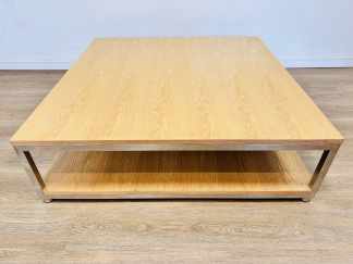 Lote #153 - Mesa central de sala de estructura de metal cromado, tablero y estante inferior enchapado en roble - 100x100x30cm - SIN USO, de importante mueblería